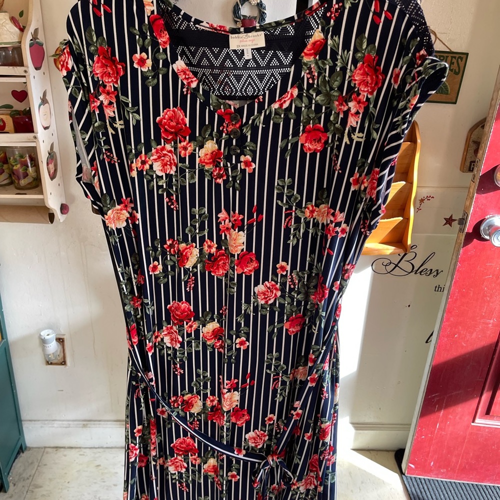 Beautiful women’s black dress with roses new 2x